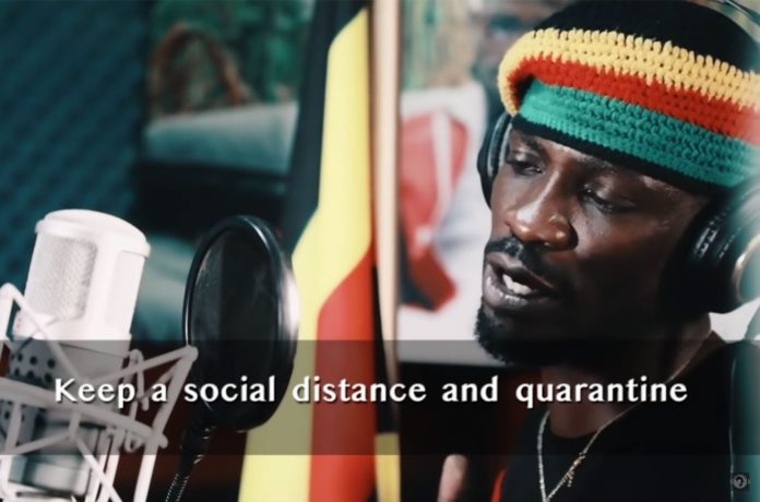 Nella foto l'artista e oppositore ugandese Bobi Wine